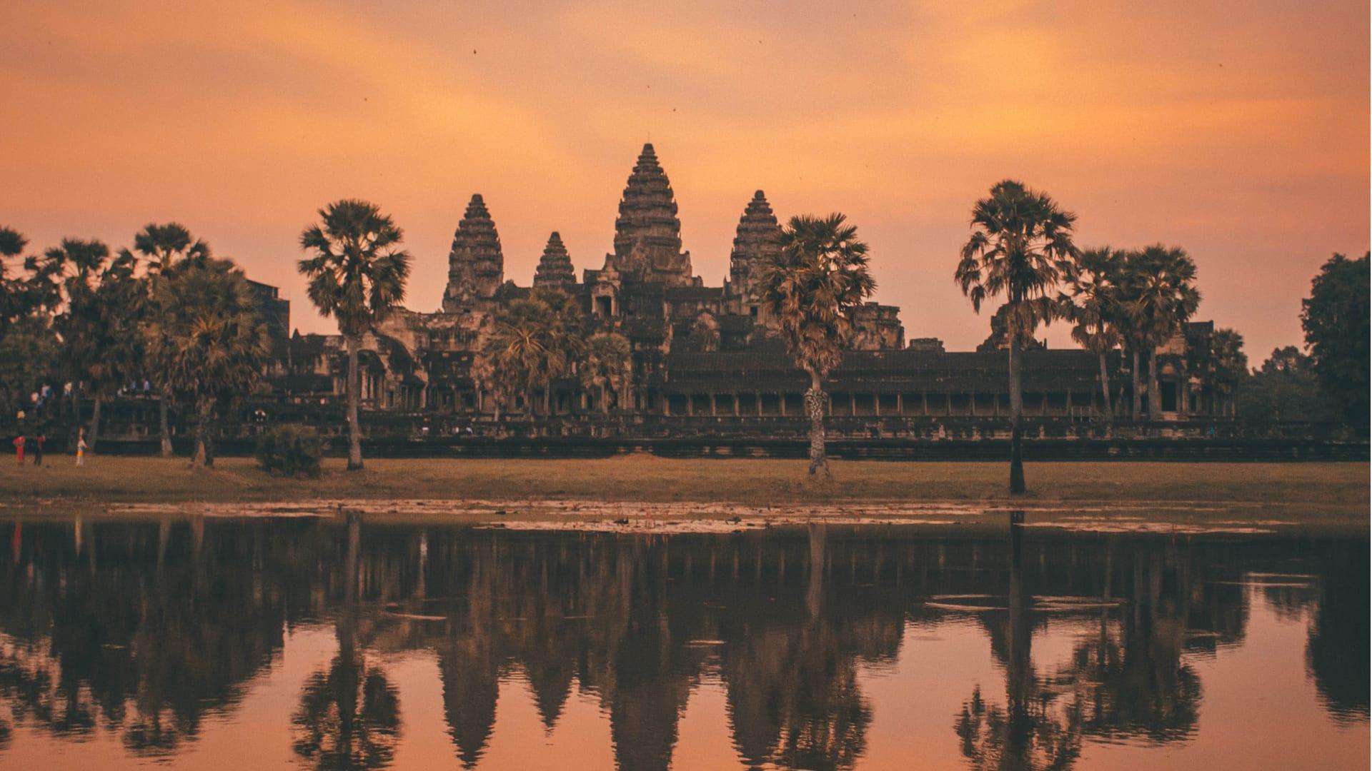 Il tempio di Angkor Wat al tramonto, riflesso nello specchio d’acqua
