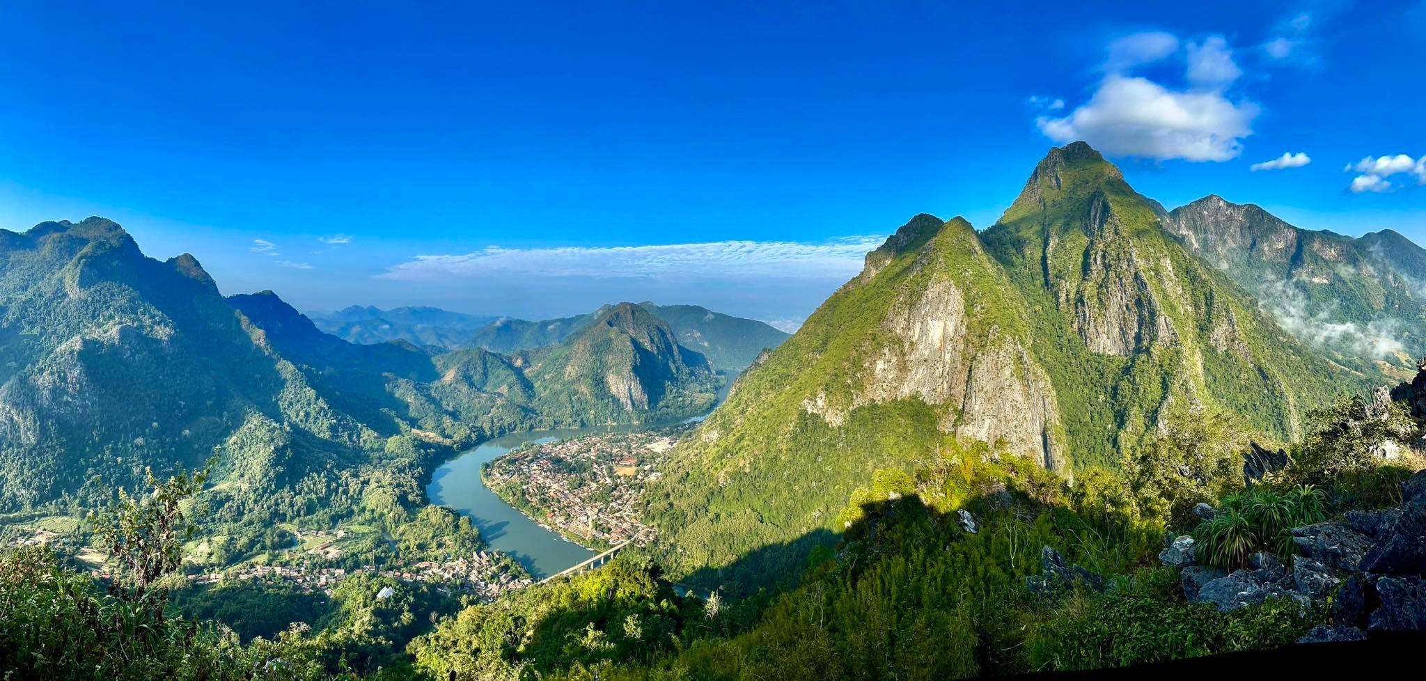 Un fiume che si snoda tra montagne ricoperte di foreste nel nord del Laos
