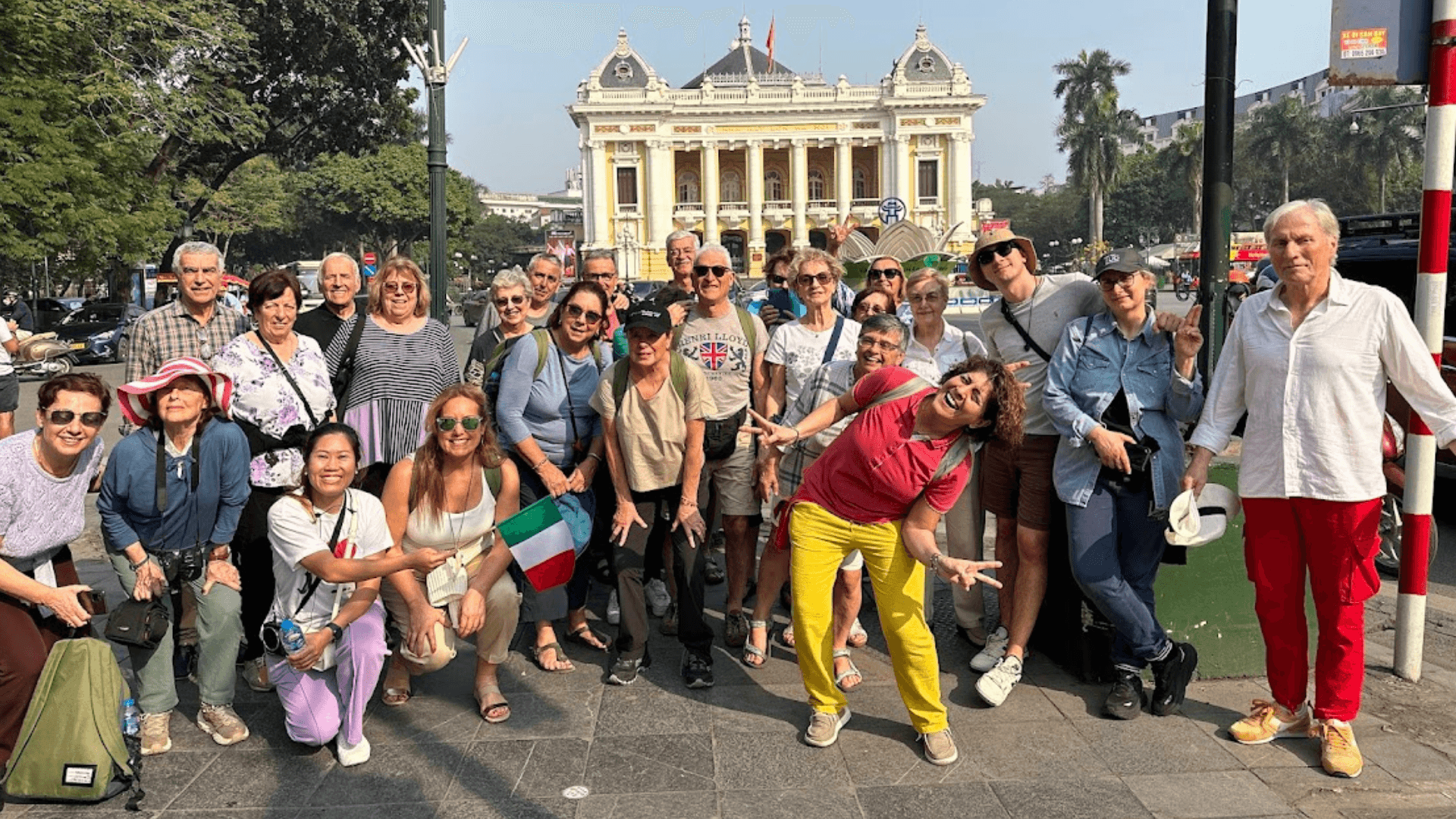 Gruppo di viaggiatori italiani davanti al Teatro dell’Opera di Hanoi